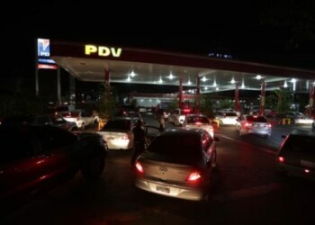 Mirandinos abarrotan bombas de gasolina y supermercados tras apagón