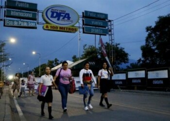 Escolares venezolanos pasan frontera con Colombia para ir a clases en Cúcuta