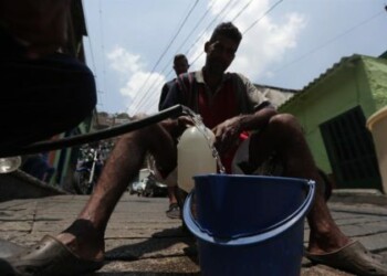 El apagón seca los grifos de las casas de Caracas