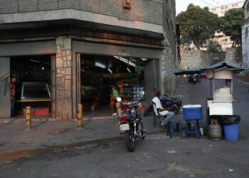 Sin luz, el poco comercio de Venezuela también se apaga