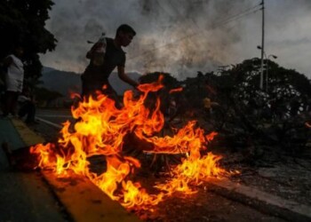 Sin luz ni agua, se desatan las protestas en Caracas
