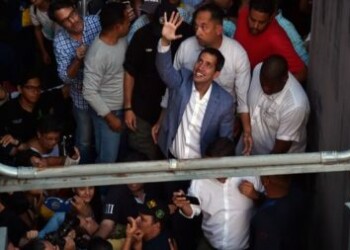 Exiliados instan a Guaidó a que pida "intervención humanitaria" en Venezuela