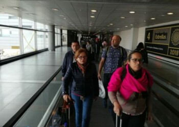 Detienen en aeropuerto de Bogotá a militar venezolano con 25 pasaportes