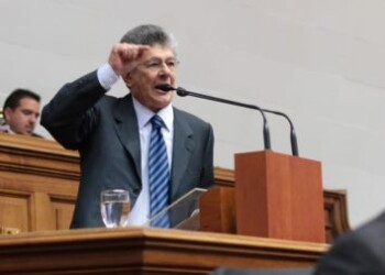 Ramos Allup: "¿No les da vergüenza a los militares venezolanos tener que cuadrarse con un militar cubano?"