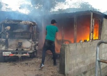 Incendio afectó 5 vehículos en Los Salias por falta de camión cisterna en los bomberos. Foto: Luis Sajaro