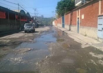 Mientras tequeños protestan por agua millones de litros se botan en El Tambor