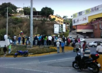 Pese a amenazas del alcalde carrizaleños protestaron por falta de agua en la Panamericana