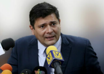 Comisión del Parlamento venezolano llama a comparecer a presidente de CAF