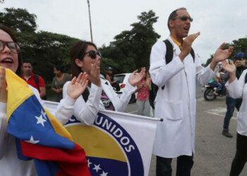 Médicos venezolanos denuncian "agresión permanente" del Gobierno de Maduro