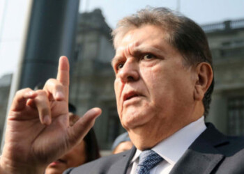 FILE PHOTO: Former Peruvian President Alan Garcia talks to the media as he arrives at the National Prosecution office in Lima, Peru March 27, 2018. REUTERS/Guadalupe Pardo/File Photo