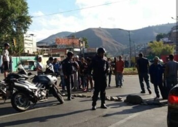 Vecinos de El Nacional, Urbanización Simón Bolívar y carretera vieja protestan