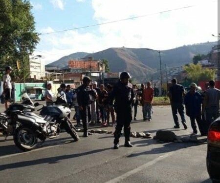 Vecinos de El Nacional, Urbanización Simón Bolívar y carretera vieja protestan