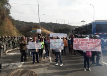 Altos Mirandinos amanecen aislados al registrarse dos protestas simultáneamente en la Panamericana