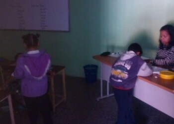 En penumbras dan clase los maestros en Los Teques