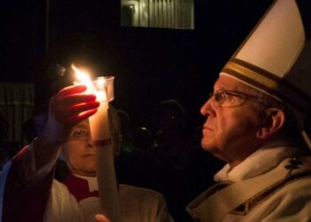 El papa llama a superar el miedo durante su homilía en la Vigilia Pascual