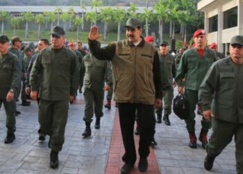 Maduro pide a militares desarmar a los traidores y golpistas
