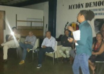 Arencibia presenta "Plan País" y obsequia libro en el Municipio Carrizal