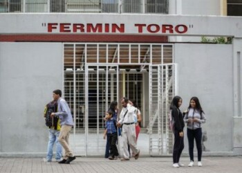 Venezuela cierra un deficiente año escolar arrastrado por crisis generalizada