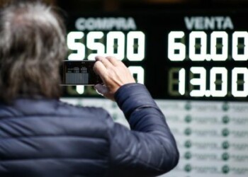 El valor del peso argentino se desploma tras derrota de Macri en primarias