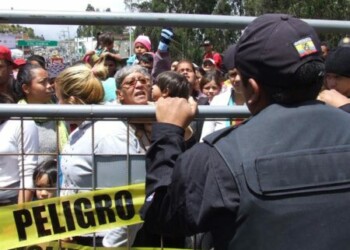 Cientos de venezolanos bloquean el paso en frontera entre Ecuador y Colombia