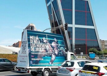 Igualdad Animal continúa con la semana de movilizaciones reclamando a Meliá Hoteles que rechace los huevos de gallinas criadas en jaulas.