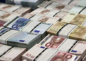 Wads of euro banknotes are stacked in a pile at the GSA Austria (Money Service Austria) company's headquarters in Vienna July 22, 2013. REUTERS/Leonhard Foeger