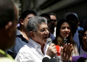 FILE PHOTO: Henry Ramos Allup, lawmaker of the Venezuelan coalition of opposition parties (MUD), speaks during a gathering with opposition supporters in Caracas, Venezuela March 17, 2018. REUTERS/Marco Bello/File Photo