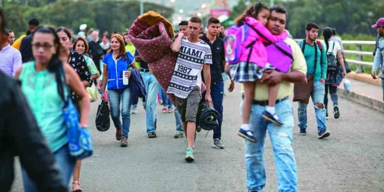 Migrantes venezolanos en Colombia, llegan por el puente internacional Simon Bolivar.
Foto: Esteban Vega la-Rotta.
Febrero 8 de 2018