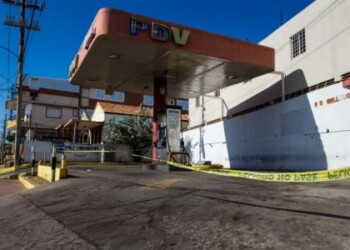 AME2725. MARACAIBO (VENEZUELA), 11/06/2019.- Vista de una estación de gasolina cerrada este martes en Maracaibo (Venezuela). La reventa de la gasolina en Venezuela, la más barata del mundo, es una práctica común desde hace más de un año en las zonas fronterizas del país petrolero, pero desde hace semanas, cuando comenzó a recrudecerse la escasez de combustible, sus revendedores han comenzado a cobrar en dólares. EFE/HENRY CHIRINOS