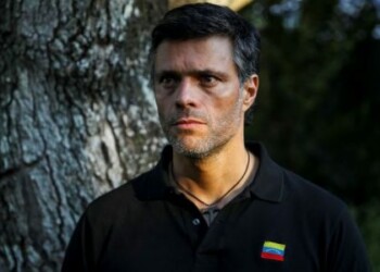 AME8370. CARACAS (VENEZUELA), 03/05/2019.- El líder opositor venezolano Leopoldo López posa para Efe durante una entrevista concedida este jueves, en Caracas (Venezuela). López aseguró este jueves en una entrevista exclusiva con Efe que existe "un claro interés" en el "entorno más íntimo" del gobernante Nicolás Maduro de que salga del poder. EFE/Miguel Gutiérrez