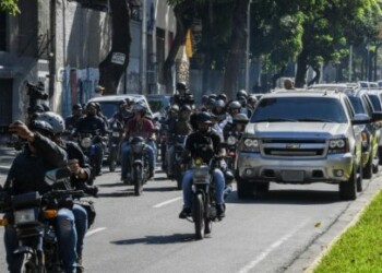 A caravan carrying Venezuelan opposition leader and self-proclaimed acting president Juan Guaido, followed by motorized journalists, heads to the National Assembly, in Caracas, on January 7, 2020. - Opposition leader Juan Guaido and a rival lawmaker, Luis Parra -who both had claimed to be Venezuela's parliament speaker, following two separate votes and accusations of a "parliamentary coup- called for a parliamentary session. (Photo by YURI CORTEZ / AFP)