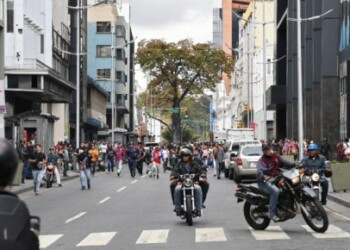 Supporters of Venezuelan President Nicolas Maduro, who allegedly attacked a convoy of opposition deputies heading to the Federal Legislative Palace, are seen in the streets of Caracas on January 15, 2020. - Opposition deputies reported Wednesday shots against them on their way to the National Assembly. (Photo by YURI CORTEZ / AFP)