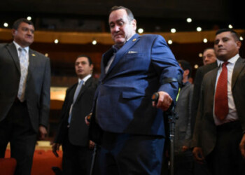 Guatemalan President-elect Alejandro Giammattei (C) arrives at the National Theater for a rehearsal of his swearing-in ceremony, in Guatemala City, on January 13, 2020. - Giammattei will take over on Tuesday as president of Guatemala until 2024 with the challenge of resuming governance to face poverty and corruption, as well as deciding whether to accept Mexicans who are asking for asylum in the United States. (Photo by Orlando  ESTRADA / AFP)