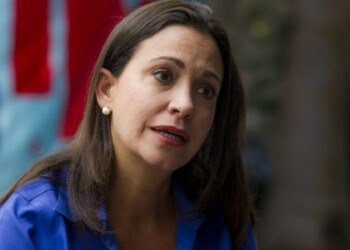 CAR10. CARACAS (VENEZUELA), 12/02/2015.- Fotografía del 11 de febrero de 2015 de la exdiputada de la Asamblea Nacional de Venezuela y dirigente opositora, María Corina Machado, durante una entrevista con Efe en la ciudad de Caracas (Venezuela). Machado, el alcalde metropolitano de Caracas, Antonio Ledezma, y el dirigente opositor preso Leopoldo López propusieron hoy a través de un comunicado un "Acuerdo Nacional hacia la Transición" en Venezuela para "salir de la crisis en todos los ámbitos". "Hacemos un llamado, sin distingos políticos y trascendiendo las diferencias, para que pongamos en marcha, con la urgencia del caso, un Acuerdo Nacional para la Transición en el que esté representada la Unidad de todos los ciudadanos de Venezuela", señalaron los dirigentes en una misiva firmada por los tres. EFE/MIGUEL GUTIÉRREZ
