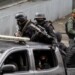 CAR02. CARACAS (VENEZUELA), 13/07/2015.- Miembros del Servicio Bolivariano de Inteligencia Nacional (Sebin) participan en un operativo en el sector Cota 905 hoy, lunes 13 de julio de 2015, en Caracas (Venezuela). La Guardia Nacional Bolivariana (GNB, policía militarizada) de Venezuela despliega hoy un vasto operativo contra la delincuencia en una populosa zona del oeste de Caracas, con soldados y policías apoyados por tanquetas y helicópteros. EFE/Miguel Gutiérrez