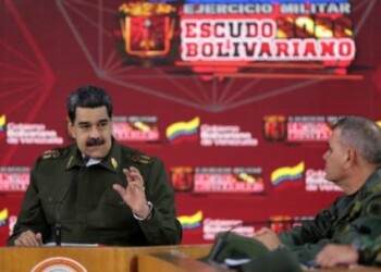 Handout picture released by the Venezuelan Presidency showing Venezuela's President Nicolas Maduro (L)  speaking next to Defence Minister Vladimir Padrino during a meeting with members of the Bolivarian National Armed Forces (FANB) to present the balance of military exercises of the 'Bolivarian Shield 2020 Operation' in Caracas, on February 17, 2020. (Photo by MARCELO GARCIA / Venezuelan Presidency / AFP) / RESTRICTED TO EDITORIAL USE - MANDATORY CREDIT "AFP PHOTO / VENEZUELA'S PRESIDENCY / MARCELO GARCIA" - NO MARKETING - NO ADVERTISING CAMPAIGNS - DISTRIBUTED AS A SERVICE TO CLIENTS