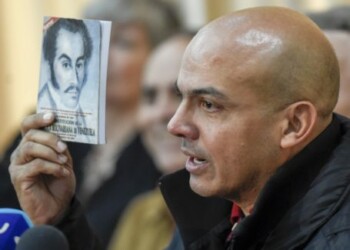 (FILES) In this file photo taken on July 18, 2016 retired Venezuelan army general Cliver Alcala (R) talks during a press conference in Caracas. - A retired Venezuelan general has turned himself over to Colombian authorities after the United States charged him with drug-trafficking and offered a reward for his capture, local media said on Saturday. Cliver Alcala turned himself in on March 27, 2020 to the Colombians, who in turn handed him over to US authorities, the El Tiempo de Bogota newspaper said. (Photo by JUAN BARRETO / AFP)