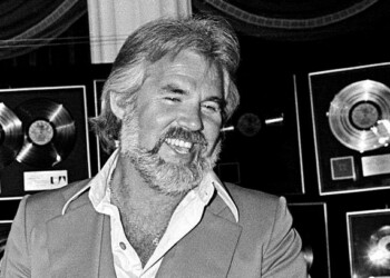 UNSPECIFIED - JANUARY 01:  Photo of Kenny Rogers  (Photo by Michael Ochs Archives/Getty Images)