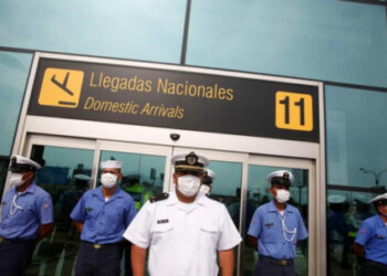 Marinos de la Armada de Perú hacen guardia fuera del Aeropuerto Internacional Jorge Chávez después de que el Gobierno decretó el cierre de las fronteras en respuesta a la propagación del coronavirus, en Lima, Marzo 17, 2020. REUTERS/Sebastián Castañeda. NO REVENTAS. NO ARCHIVO
