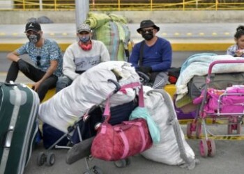 Venezuelan migrants hoping to return to their country because of the novel coronavirus COVID-19 pandemic, wait in the streets of Bogota to be authorized to leave, on April 29, 2020. - Hundreds of Venezuelans have been unable to leave Bogota due to the protocols established by Colombian Migration, who said the return to their country will be in a controlled way, with a limit of daily departures. To this day, nearly 12,000 Venezuelan citizens have returned to their country since the outbreak of the pandemic, said the authorities. (Photo by Raul ARBOLEDA / AFP)