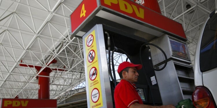 Una gasolinera de PDVSA en Caracas, ago 29 2014. Un tribunal del Banco Mundial emitirá en los próximos días una decisión sobre un pleito entre la petrolera venezolana PDVSA con la estadounidense Exxon Mobil, que reclama miles de millones de dólares de compensación por la nacionalización de sus activos en el país sudamericano, dijo el jueves un diario local.  REUTERS/Carlos Garcia Rawlins
