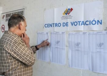 GRA135. CARACAS (VENEZUELA), 08/12/2013.- Un hombre aguarda en la entrada de un centro de votación para participar en la jornada electoral municipal en Caracas (Venezuela) hoy domingo 8 de diciembre del 2013. Los colegios electorales abrieron hoy en Venezuela para dar comienzo a una jornada en la que 19 millones de venezolanos y residentes con más de diez años en el país están llamados a las urnas para elegir alcaldes y concejales. EFE/Santi Donaire