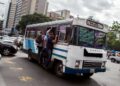 CAR01. CARACAS (VENEZUELA), 27/06/2014.- Un grupo de personas viaja en un autobús debido a la falta de funcionamiento del metro hoy, viernes 27 de junio del 2014, en la ciudad de Caracas (Venezuela). Un apagón dejó hoy sin servicio eléctrico a varias ciudades del occidente y el centro del país, incluida Caracas, por un fallo en una de las unidades de generación de energía cuando se realizaban unos trabajos de reparación en una línea de transmisión. EFE/MIGUEL GUTIERREZ