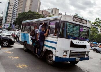 CAR01. CARACAS (VENEZUELA), 27/06/2014.- Un grupo de personas viaja en un autobús debido a la falta de funcionamiento del metro hoy, viernes 27 de junio del 2014, en la ciudad de Caracas (Venezuela). Un apagón dejó hoy sin servicio eléctrico a varias ciudades del occidente y el centro del país, incluida Caracas, por un fallo en una de las unidades de generación de energía cuando se realizaban unos trabajos de reparación en una línea de transmisión. EFE/MIGUEL GUTIERREZ