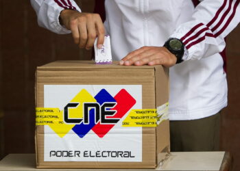 CAR114 CARACAS (VENEZUELA), 14/04/2013 El candidato presidencial venezolano de la oposición, Henrique Capriles, da una rueda de prensa luego de votar hoy, domingo 14 de abril de 2013, en Caracas (Venezuela). Capriles llamó a sus seguidores a salir a votar en "avalancha" en lo que queda de jornada electoral y a que denuncien los "atropellos", tras señalar que "hoy gana Venezuela". Los venezolanos eligen hoy a su nuevo presidente en unos comicios convocados tras el fallecimiento en marzo pasado de Hugo Chávez y en los que se medirán su sucesor, Nicolás Maduro, y el líder opositor, Henrique Capriles. EFE/MIGUEL GUTIERREZ