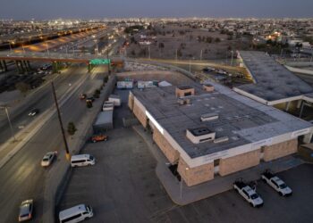 Aerial view of the immigration detention center (R) where 39 migrants died during a fire, near the US-Mexico Border (L) in Ciudad Juarez, Chihuahua state, Mexico, Chihuahua state, Mexico, on March 30, 2023. - The deaths of 39 detained migrants in a fire in Mexico are a reminder of the "dirty work" the country does for the United States to stem migrant flows, experts say. Many thousands of US-bound migrants are stranded in Mexico, struggling to survive in crime-ridden border towns without jobs or resources. Shelters are overflowing and many migrants live on the street, at the risk of tensions with local populations such as in Ciudad Juarez, the border city where the fire broke out Monday in an immigration detention center. (Photo by Guillermo Arias / AFP)