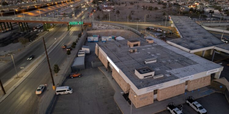 Aerial view of the immigration detention center (R) where 39 migrants died during a fire, near the US-Mexico Border (L) in Ciudad Juarez, Chihuahua state, Mexico, Chihuahua state, Mexico, on March 30, 2023. - The deaths of 39 detained migrants in a fire in Mexico are a reminder of the "dirty work" the country does for the United States to stem migrant flows, experts say. Many thousands of US-bound migrants are stranded in Mexico, struggling to survive in crime-ridden border towns without jobs or resources. Shelters are overflowing and many migrants live on the street, at the risk of tensions with local populations such as in Ciudad Juarez, the border city where the fire broke out Monday in an immigration detention center. (Photo by Guillermo Arias / AFP)