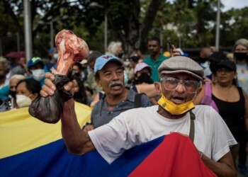 AME6922. CARACAS (VENEZUELA), 02/08/2022.- Grupos de personas participan en una manifestación para exigir pagos pendientes así como que se respeten sus derechos contractuales en una movilización que denominaron "la marcha de las ollas vacías" hoy, en Caracas (Venezuela). Un millar de docentes, empleados públicos y jubilados venezolanos protestaron este martes en el centro de Caracas para exigir pagos pendientes así como que se respeten sus derechos contractuales en una movilización que denominaron "la marcha de las ollas vacías". EFE/ Miguel Gutiérrez