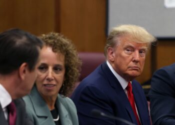 New York (United States), 04/04/2023.- Former US President Donald J. Trump (R) appears in the New York Criminal Court in New York, New York, USA, 04 April 2023. A Manhattan grand jury voted to indict former President Donald J. Trump who turned himself in at the courthouse and appeared before a judge to hear the charges against him. (Estados Unidos, Nueva York) EFE/EPA/ANDREW KELLY / POOL