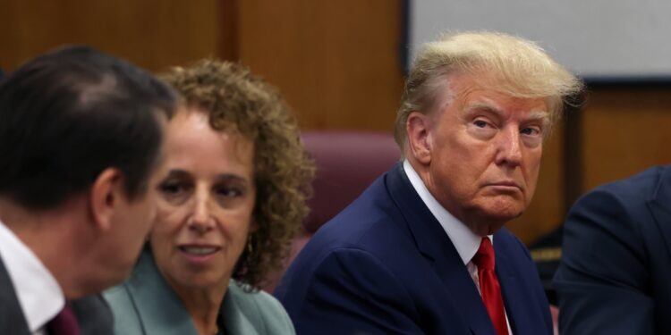 New York (United States), 04/04/2023.- Former US President Donald J. Trump (R) appears in the New York Criminal Court in New York, New York, USA, 04 April 2023. A Manhattan grand jury voted to indict former President Donald J. Trump who turned himself in at the courthouse and appeared before a judge to hear the charges against him. (Estados Unidos, Nueva York) EFE/EPA/ANDREW KELLY / POOL